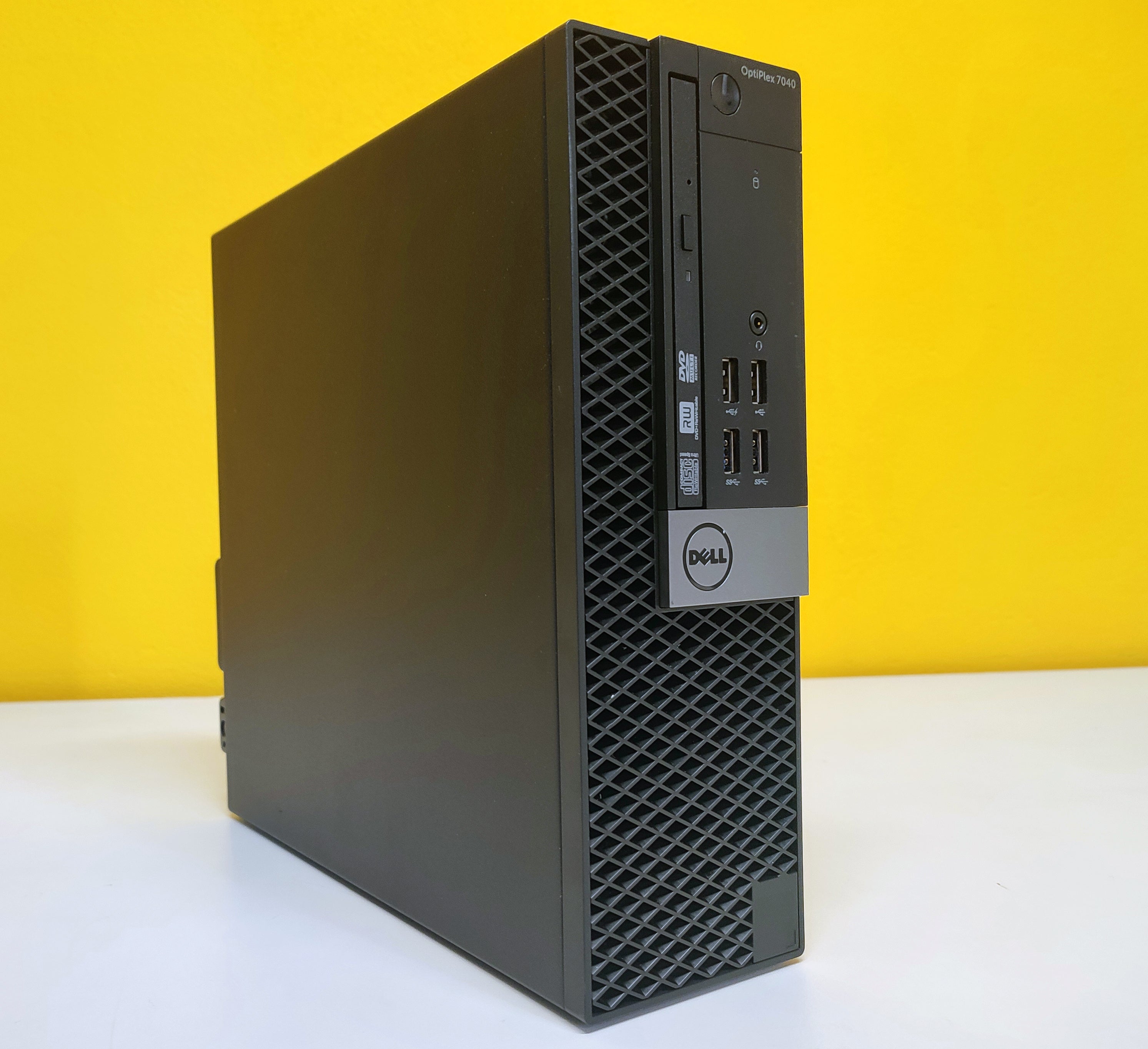 DELL OptiPlex 7040 SFF | Intel Core i7-6700T 2.8 Ghz | Ram 8Gb | SSD 256Gb | HDMI Windows 10 Pro Il PC compatto ed elegante per una postazione potente ed affidabile DELL OptiPlex 7040 SFF | Intel Core i7-6700T 2.8 Ghz | Ram 8Gb | SSD 256Gb | HDMI Windows 10 Pro Il PC compatto ed elegante per una postazione potente ed affidabile